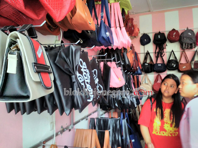 Kata-Kata Lucu, Sling Bag Banyak Diminati Mahasiswa
