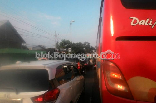 Kemacetan di Balen Sampai Dua Kilometer