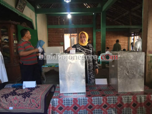 Didampingi Suami, Mitroatin Salurkan Hak Suara di Tambakrejo