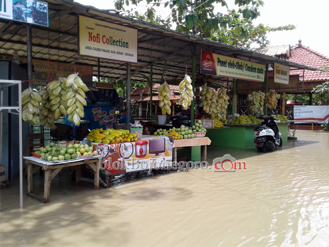 Banjir di Ngringinrejo, Tidak Surutkan Niat Berjualan