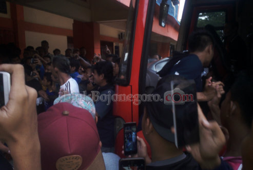 Penasaran Pemain MU, Pecinta Bola Padati Parkir Stadion