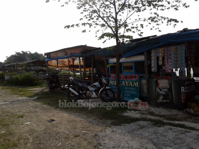 Meski Ada Proyek, Beberapa Warung Tetap Buka