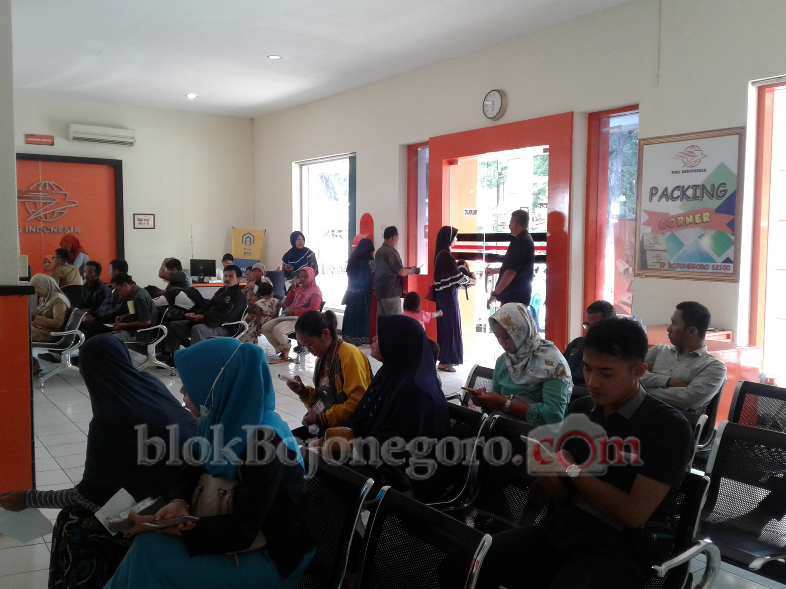 Hari Senin, Pengguna Jasa Pengiriman Barang Ramai ke Kantor Pos