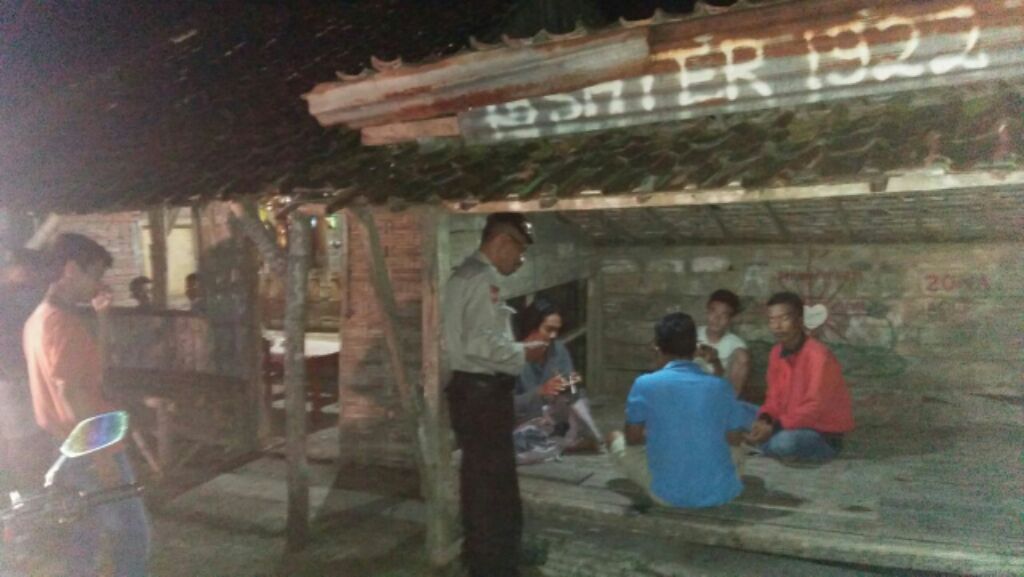 Tingkatkan Keamanan, Polsek Kepohbaru Sambang Siskamling