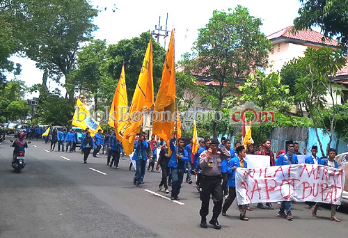 Tak Ditemui Bupati, Pulang Nyanyikan Kekecewaan