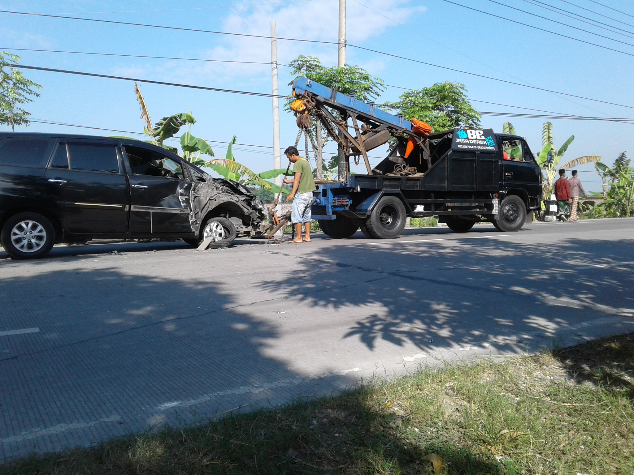 Hendak Mendahului, Truk Hantam Kijang Innova