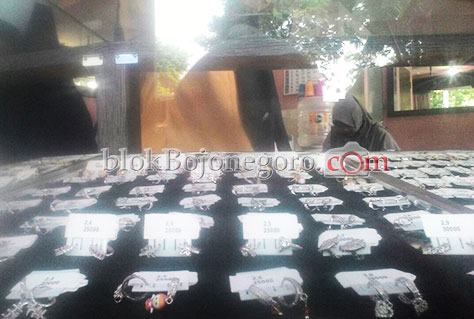 Ikut Trend, Permintaan Perhiasan Imitasi Tinggi