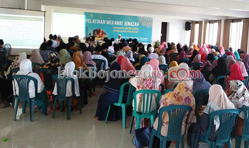 Ansor dan Fatayat Se-Bojonegoro Belajar Merawat Jenazah