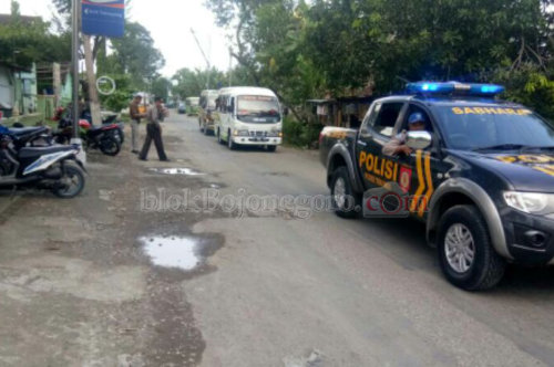 Polsek Temayang Kawal Keberangkatan PN ke Lirboyo