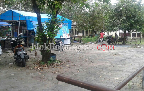 Nganggur, Bekas Parkir RSUD Jadi Warung