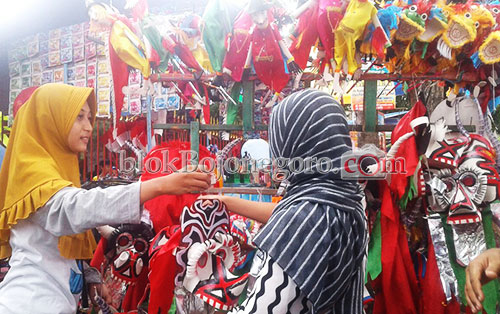 Jual Topeng Mainan, Gadis Cantik ini Untung Jutaan
