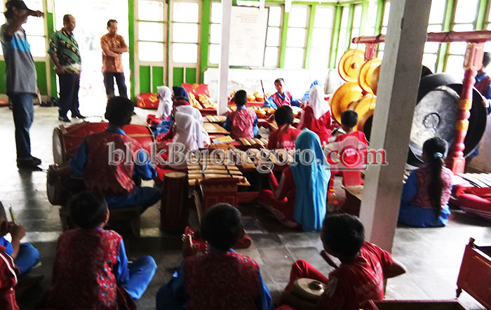 Melihat Kesenian Tradisional Siswa SDN Bendo
