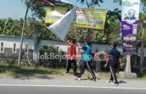 Satpol PP Tertibkan Banner Salahi Aturan