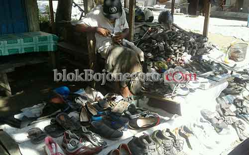 Jualan Sepatu Bekas untuk Sambung Hidup
