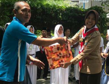 Adakan LDK, OSIS SMAN 1 Bubulan Kunjungi TPA Banjarsari