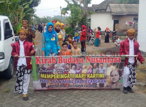 MI Al-Falah Adakan Kirab Budaya Nusantara
