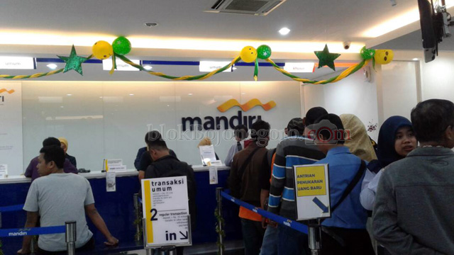 Nasabah Tukar Uang di Bank Membludak