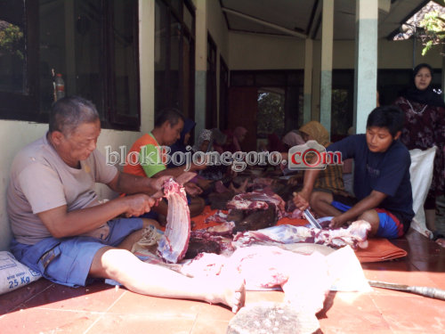 Yayasan Yatim Piatu Arif Al Hadi Bagi-Bagi Daging