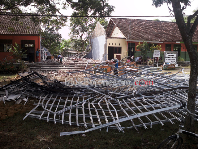 Diduga Terkena Angin, Gedung SDN Ngumpakdalem 4 Roboh