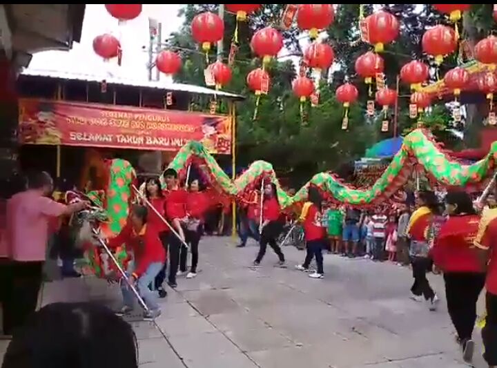 Tahun Baru Imlek Warga Padati Klenteng