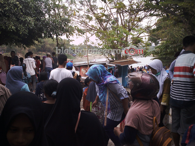 Perahu Hias Sampai Finish, Penonton Terus Berdatangan
