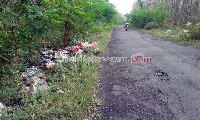 Sampah Berserakan di Pinggir Jalan PUK Bubulan