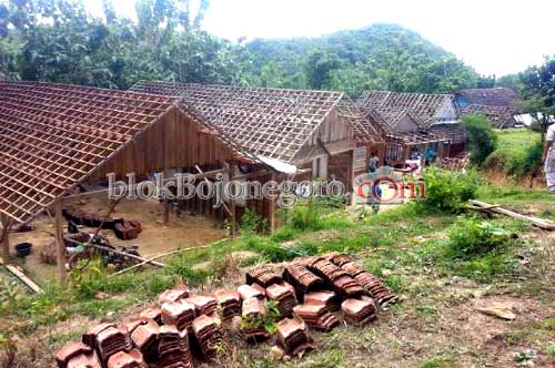 Rumah Dikosongkan, Warga Mengungsi ke Tempat Aman