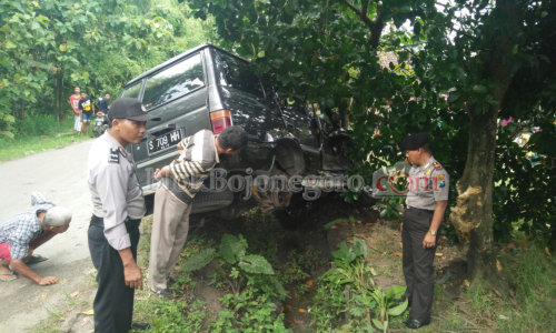 As Patah, Mobil Panther Tabrak Pohon di Purwosari