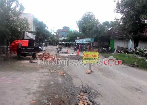 Jalan Rusak di Mlinjeng Mulai Ditambal Batu Kapur