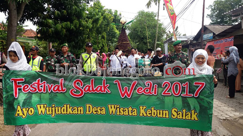 Gunungan Salak Diarak Dengan Musik Tanjidor