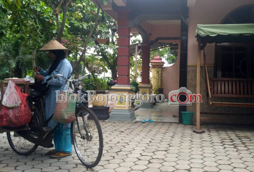 Asiyah, Mencari Nafkah dengan Bersepeda