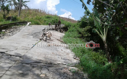 Hujan Lebat, Jalan Poros Desa Krondonan Longsor