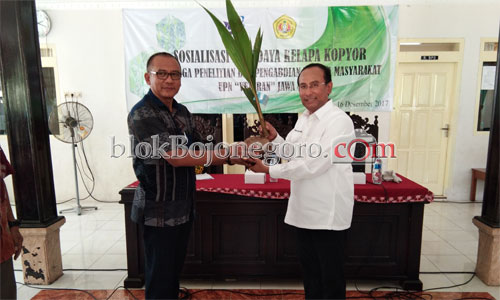 SW. Yudha Bagikan Kendaraan Sampah dan Tunas Kelapa