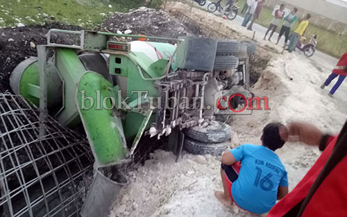 Terguling, Truk Molen Timpa 1 Pekerja Hingga Tewas