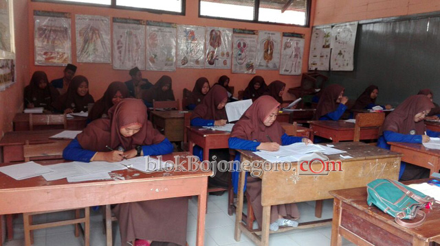 Siswa MA Abu Darrin Ikuti USBN KP