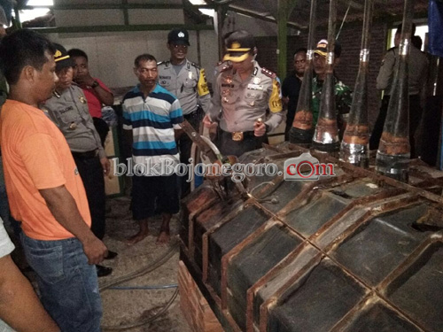 Woww..! Pabrik Arak di Mojodelik Digerebek