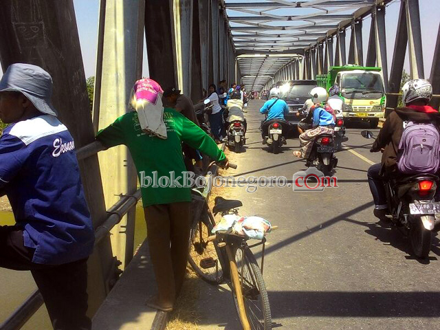 Menonton di Jembatan, Lalu Lintas Terganggu