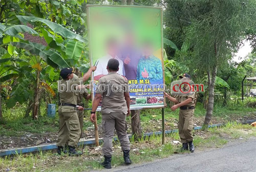 Satpol PP Tertibkan Banner yang Asal Pasang