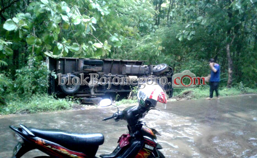 Terlalu Menyimpang, Mobil Box Terperosok di Hutan Bubulan