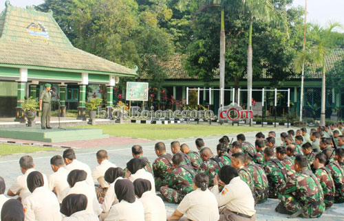 Dandim Berikan Jam Komandan ke TNI dan PNS Kodim