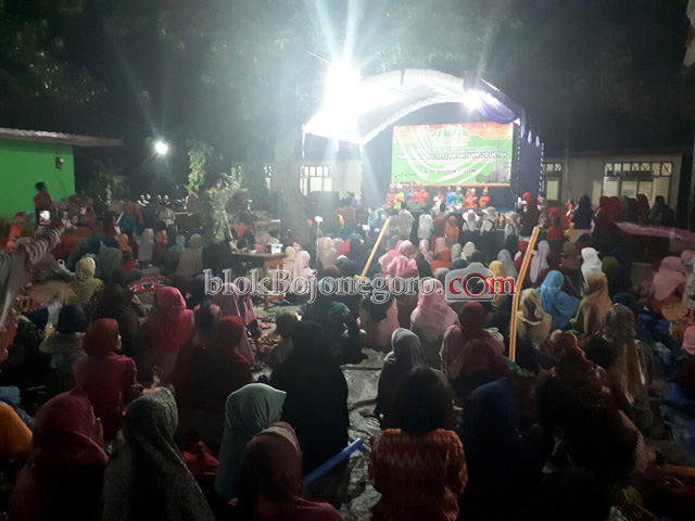 Wisuda di MI Islamiyah Sarangan Dipenuhi Haru