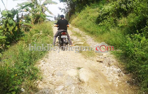 Memprihatinkan, Jalan Desa Deling Rusak Parah