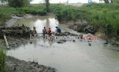 Tangkap Ikan, Warga Ngulanan Manfaatkan Air Keruh