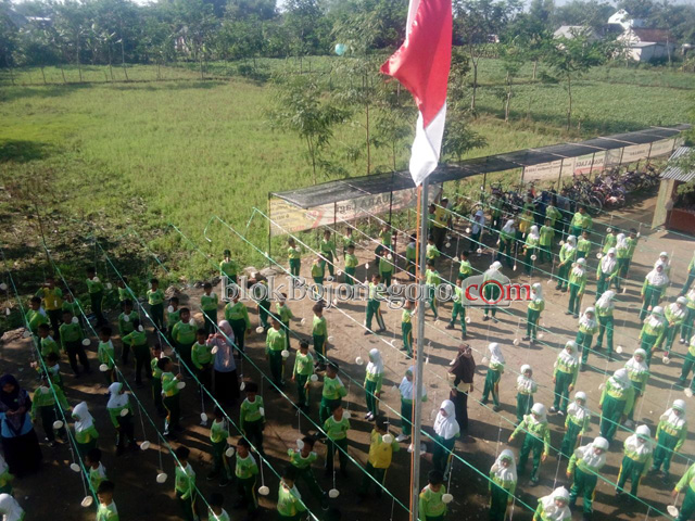 Unik, MINU Walisongo Lomba Makan Kerupuk Massal