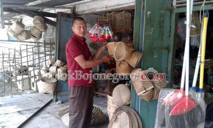 Pertahankan Kearifan Lokal, Arif Jual Perabotan dari Bambu