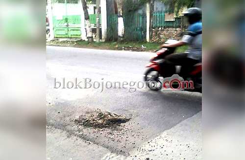 Jalan Berlubang di Barat Perempatan Pasar Banjarejo Berbahaya