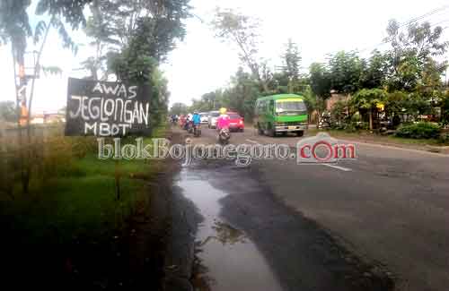 Banyak Lubang, Jalan Bojonegoro-Babat Diberi Papan