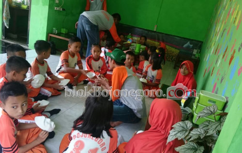Siswa SDN Kepatihan Belajar Daur Ulang Barang Bekas di Mojodeso