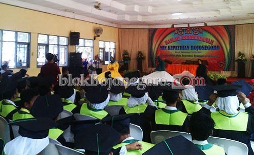 Tari Sufi dan Hadrah, Meriahkan Purna Siswa MIN Kepatihan