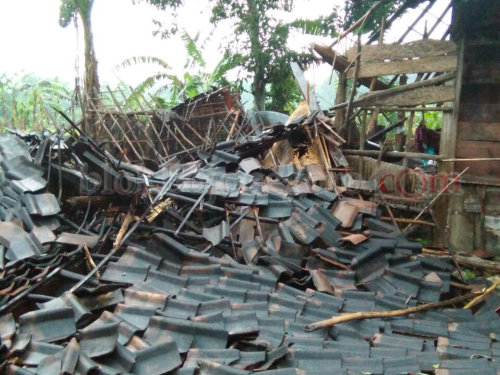 Hujan Deras Disertai Angin Terjang 2 Rumah di Tambakrejo